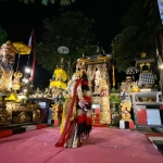 Tari Dwimuka Ardhanareswari yang dibawakan dengan apik oleh sang maestro tari Didik Nini Thowok. Foto: Ist.