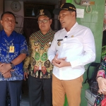 Wakil Bupati Sidoarjo, Subandi, saat mendatangi kediaman warga di Desa Pranti, Kecamatan Sedati, yang menderita cerebral palsy.