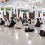 Para kiai saat mengikuti salat malam yang dipimpin Prof Dr KH Asep Saifuddin Chalim di Masjid Raya KH Abdul Chalim Pacet Mojokerto Jawa Timur, Kamis (30/4/2020). foto: MA/ BANGSAONLINE.COM