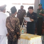 Bupati Lamongan, Yuhronur Efendi, saat melantik Kepala Desa Dermolemanhbang, Amari.