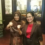 Ketua Tim Pemenangan Gus Ipul-Anas, Hikmah Bafaqih (kiri) bersama Sekretaris Tim Pemenangan, Sri Untari, sesaat setelah diumumkan.