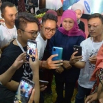 Gubernur Jawa Timur Khofifah Indar Parawansa foto bersama dengan para pegiat media sosial pada acara East Java Social Media Summit (EJSMS) 2019 yang mengambil tema ‘Jawa Timur Digital in Harmony’ pada Sabtu malam (14/12) di Gedung Negara Grahadi Surabaya. foto: istimewa/ bangsaonline