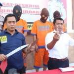 Petugas saat menunjukkan tersangka beserta barang bukti. foto: catur 