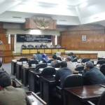 Suasana rapat paripurna membahas 10 raperda di gedung dewan. foto: suwandi/ BANGSAONLINE