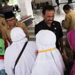 Para calon jamaah haji saat akan diberangkatkan ke asrama haji Sukolilo, di halaman kantor Wali Kota Blitar. foto: TRI SUSANTO/ BANGSAONLINE