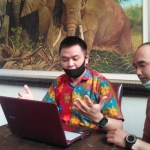 Rusman Hadi, Direktur Komunikasi Publik ARC Indonesia di depan laptop mempresentasikan hasil survei Pilkada Sidoarjo. foto: DIDI ROSADI/ BANGSAONLINE