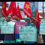 Massa KRPK menggelar aksi unjuk rasa di perempatan Lovi Kota Blitar, Kamis (24/10/2018). foto: AKINA/ BANGSAONLINE