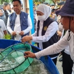 Gubernur Jawa Timur Khofifah Indar Parawansa saat menghadiri Peringatan Hari Nusantara Tahun 2022 di Halaman Kantor UPT Pelabuhan Perikanan Pantai Mayangan Diskanla Jatim di Kota Probolinggo, Senin (26/12/22).