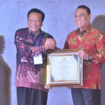 Bupati Sambari menerima penghargaan Nasional Top 99 Inovasi Pelayanan Publik 2019 dari Menpan-RB RI Drs. Syafruddin, M.Si.