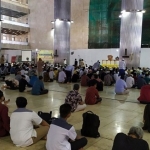 Suasana salat Jumat di Masjid Istiqlal tanpa karpet.