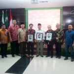 Gus Solah, Prof Kacung Marijan dan Prof Ahmad Mansyur Suryanegara, saat foto bersama Rektor Unusa Prof. Dr. Ir Achmad Jazidie, MEng (tiga dari kanan), Direktur HARIAN BANGSA HM Mas