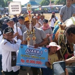 Bupati Situbondo, Karna Suswandi menyerahkan hadiah juara 1 katagori ekstrem di kontes sapi 2024.