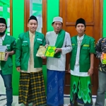 PAC GP Ansor Krembangan membagikan Al-Quran dan Diba