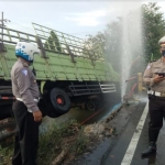 Aparat kepolisian saat mengamankan arus lalu lintas agar tidak terganaggu dengan kejadian kecelakaan.