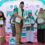 Ketua DPRD Kabupaten Pasuruan, Sudiono Fauzan, saat memberikan hadiah.