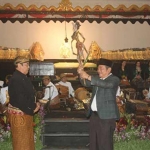 PERTUNJUKAN MULAI: Bupati Sidoarjo menyerahkan lakon pewayangan kepada dalang Ki Anom Suroto, Kamis (15/2) malam. 