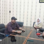 Aktivis lingkungan saat mengadukan kerusakan 13 hektar terumbu karang ke Komisi III DPRD Situbondo. (Ist)