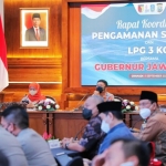 Gubernur Khofifah saat Rakor Pengamanan Stok BBM dan LPG 3 kg bersama Pertamina dan Forkopimda di Gedung Negara Grahadi, Kamis (1/9/22).