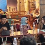 Paslon Mundjidah-Sumrambah saat diskusi dengan kaum muda di Stadion Jombang
