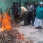 Pengurus MUI Sidoarjo, Forpimka Porong, para huffadz dan awak media menyaksikan pembakaran mushaf, kemarin. Foto : nanang ichwan/BangsaOnline.com