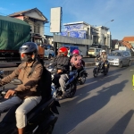 Petugas Satlantas Polres Gresik mengatur arus lalu lintas. foto: SYUHUD/ BANGSAONLINE