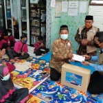 SIMBOLIS: BHS menyaksikan penyerahan santunan PT DLU ke Yayasan Al Kahfi, Rabu, (24/2/2021). foto: MUSTAIN/ BANGSAONLINE