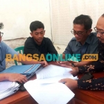 2 Caleg yang mendatangi Bawaslu Kabupaten Mojokerto. Foto: ROCHMAT SAIFUL ARIS/BANGSAONLINE