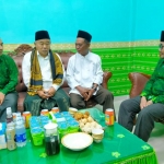 Prof. Dr. KH. Asep Saifuddin Chalim, M.A. (baju putih berkalung sorban), saat berkunjung ke Pondok Pesantren Ar Rahman yang diasuh KH. M. Sukarman Dewhana, Palembang, Sumatera Selatan, Kamis (30/6/2022). Tampak Kiai Sukarman Dewhana (baju putih, nomor dua dari kanan) didampingi Zainuri, ketua PW Pergunu Sumsel dan pengurus pergunu yang lain. Foto: MMA/ BANGSAONLINE.com)