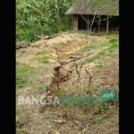 Tanah retak dan ambles setelah terjadi ledakan di desa setempat.