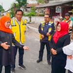 Gubernur Khofifah saat meninjau proyek pelebaran Jalan Maospati-Magetan.