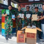 Satgas TMMD ke-126 Sidoarjo mendampingi penyerahan bantuan buku di Desa Kedondong Tulangan. Foto: Ist.