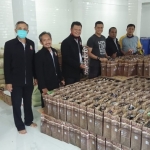 drg. David Andreasmito (tiga dari kanan) memberikan 10 ribu paket sembako berisi beras, minyak goreng, dan bahan pokok lainnya kepada jemaat Kristiani di Surabaya. foto: istimewa