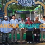 Direktur Utama Pupuk Indonesia (Persero), Rahmad Pribadi beserta istri, didampingi Direktur Utama Petrokimia Gresik, Dwi Satriyo Annurogo bersama istri saat Safari Ramadan 1445 H di Petrokimia Gresik. Foto: SYUHUD/BANGSAONLINE
