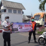 Bersama Sahabat Kereta Api, PT KAI Daop 8 Surabaya melakukan kegiatan sosialisasi tentang keselamatan di perlintasan sebidang di wilayah Kabupaten Sidoarjo. (foto: ist)