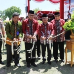 Asisten I Pemprov Jatim Himawan Estu Bagio yang mewakili Gubernur Jatim Khofifah Indar Parawansa saat membuka acara Peringatan Hari Aksara Internasional 2019 dengan menggunting pita.