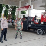 Tampak anggota Polres Mojokerto bersama anggota Kodim 0815 Mojokerto sedang mengamankan salah satu SPBU.