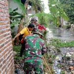 Polsek Tanggulangin bersama warga menggelar kerja bakti