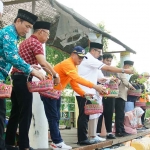 Pj Wali Kota Mojokerto saat menaburkan bunga di Sungai Tlocor sebagai ungkapan bela sungkawa.