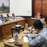 Gubernur Jatim Khofifah Indar Parawansa berbincang bersama dengan Direksi PT. Palawija Gosari di Gedung Negara Grahadi Surabaya. foto: ist