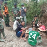 Satgas TMMD bersama masyarakat saat istirahat usai penggarapan jalan.