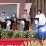 DARI KIRI: Kapolri Jedral Tito Karnavian, Ketua Pusat Bhayangkari Tri Tito Karnavian, Kapolda Irjen Pol Machfud Arifin, dan Wali Kota Tri Rismaharini.