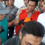 Kadinkes dr. M. Nurul Dholam saat hendak dimasukkan ke mobil tahanan Kejari untuk dibawa ke Lapas. foto: SYUHUD/ BANGSAONLINE