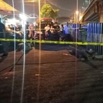 Polisi saat melakukan olah TKP di lokasi penembakan.