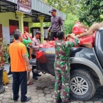 Petugas BPBD Magetan saat menyalurkan bantuan untuk para korban banjir di Kartoharjo.