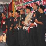 Para sesepuh dan pimpinan pencak silat dari berbagai perguruan bergandeng tangan sebagai simbol menciptakan kerukunan. (suwandi/BANGSAONLINE)