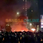 Massa aksi demo saat membakar barier dan tembakkan petasan kepada polisi yang berjaga. Foto: BANGSAONLINE.com