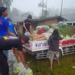 Tagana bersama komunitas Jeep Kota Batu saat memberikan bantuan berupa sayur mayur di dapur umum yang berada di Desa Sumber Urip, Pronojiwo, Kabupaten Lumajang, Selasa (6/12/2022).