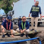 Jajaran Perumda Tugu Tirta saat meninjau salah satu proyek drainase.
