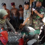 Petugas saat mengamankan barang bukti berupa alat hisap sabu yang didapatkan saat razia rumah kost di Dusun Kwijenan, Kelurahan Jelakombo, Kecamatan/Kabupaten Jombang, Senin (19/12). foto: RONY S/ BANGSAONLINE