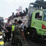 Ratusan bonek yang terlanjur tiba di Tuban dipulangkan menggunakan truk. foto: GUNAWAN/ BANGSAONLINE